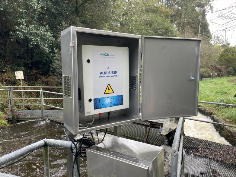 Instalaci&oacute;n de una barrera s&oacute;nica para peces ALNUS-BSP en el canal de restituci&oacute;n de la central hidroel&eacute;ctrica de Caranto&ntilde;a (A Coru&ntilde;a)