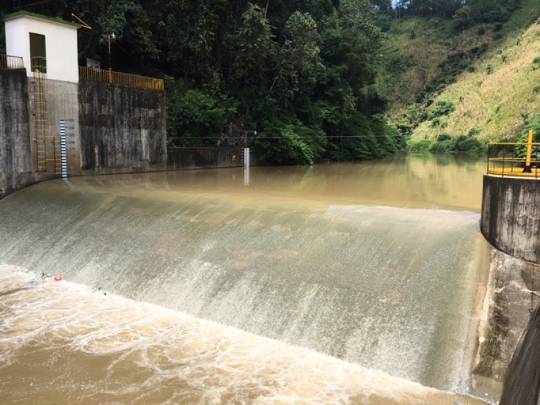 Instalaci&oacute;n y operaci&oacute;n de la barrera s&oacute;nica de peces en Renace I (Guatemala)